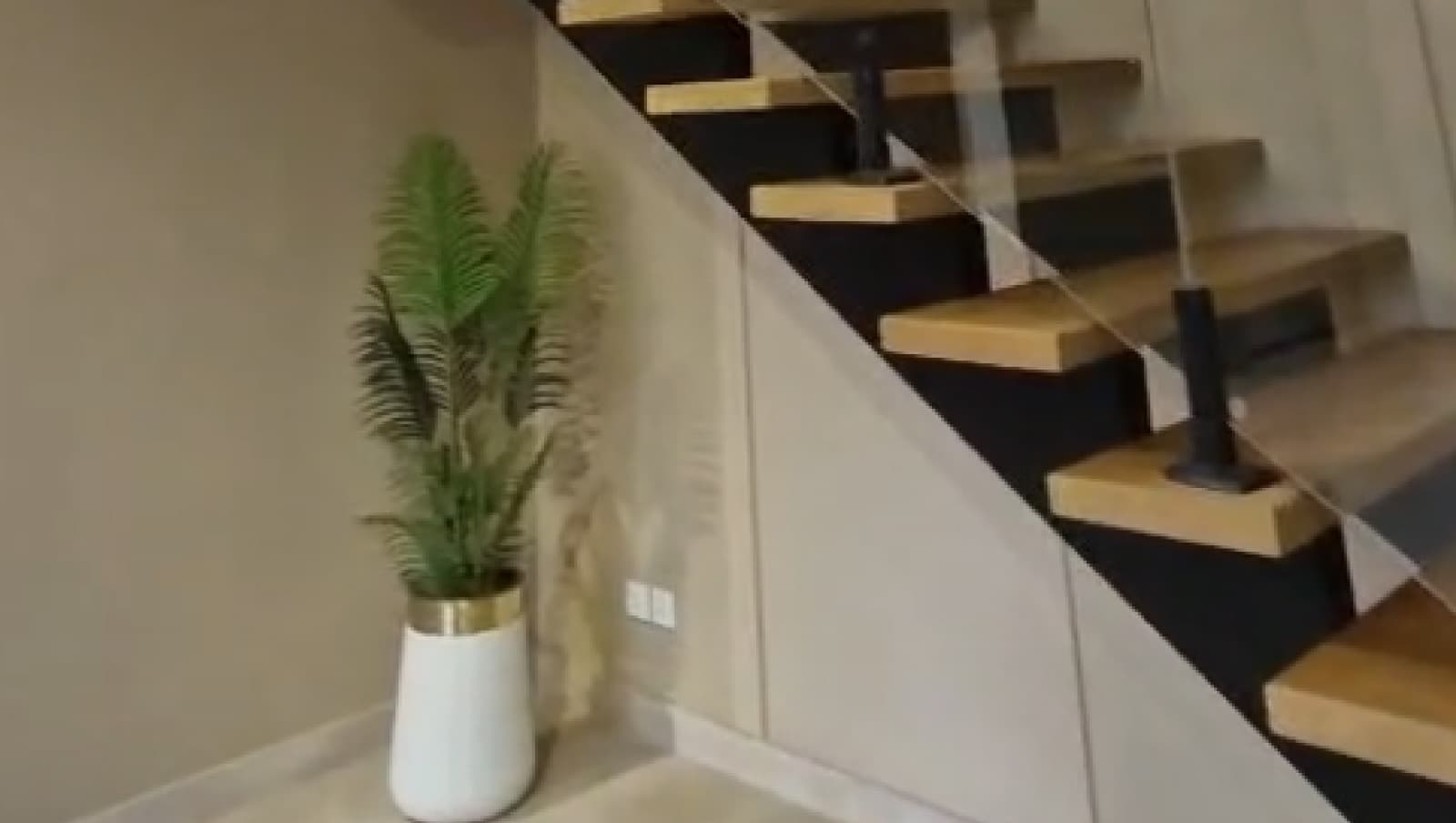 10 Marla Ultra-Modern House — Overseas 6, Bahria Town Phase 8 photo 2